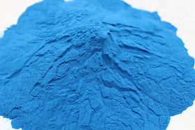 Poudre de spiruline bleue Naturejam sur une cuillère