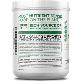 Poudre de spiruline Zazzee à côté d'autres compléments alimentaires