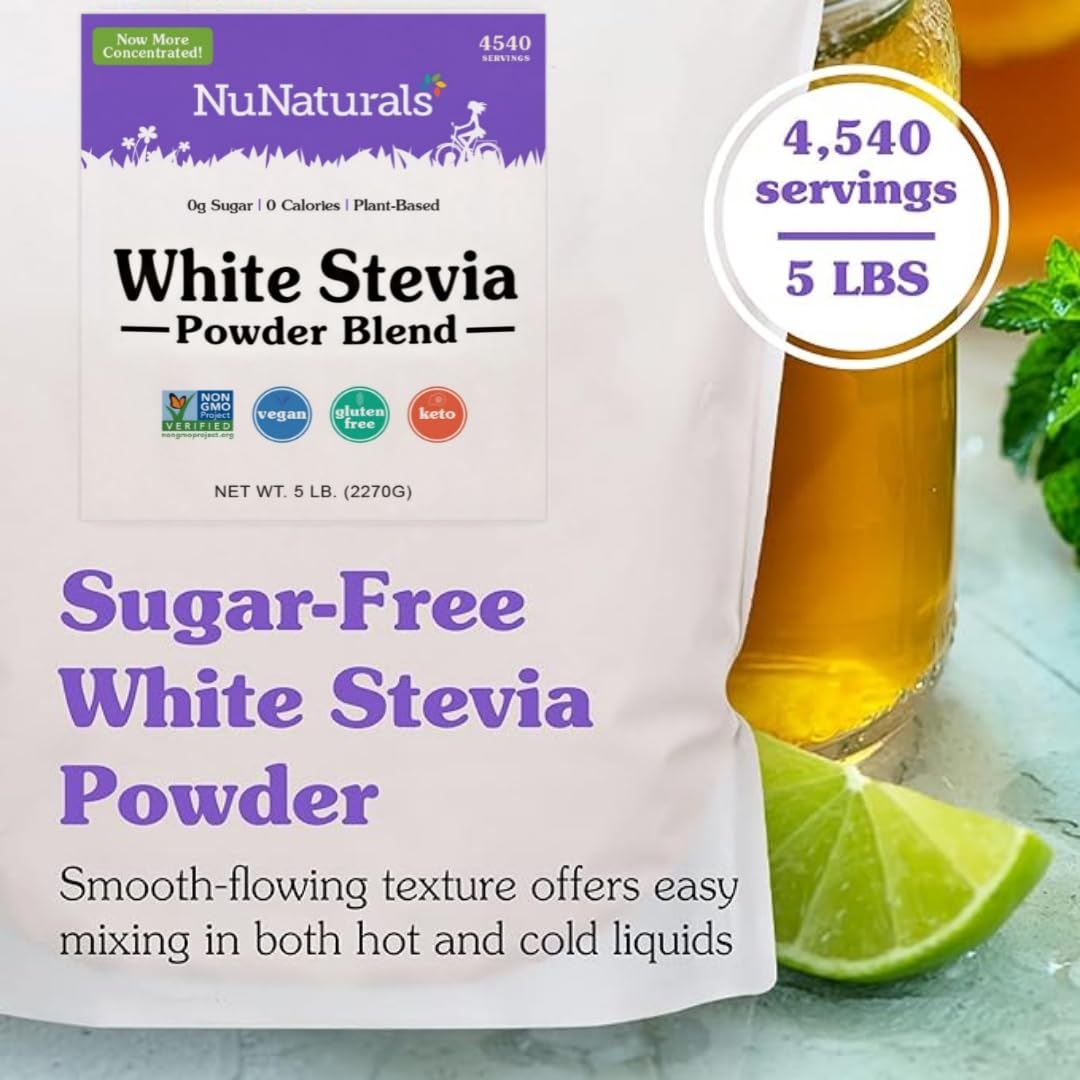 Poudre de stevia blanche Nunaturals versée dans une tasse