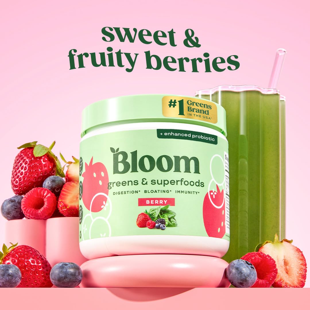 Poudre de super-aliments verts Bloom Nutrition, contenu dans un verre