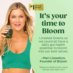 Poudre de super-aliments verts Bloom Nutrition, en préparation d'un smoothie