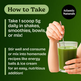 Poudre de super greens Atlantic Naturals dans un bol avec fruits
