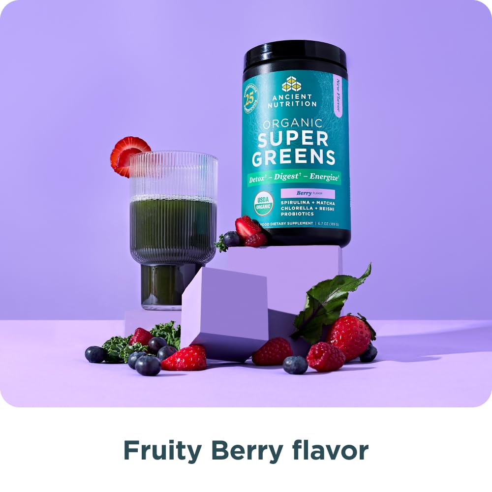 Poudre de Super Greens Bio Ancient Nutrition 272g en mélange dans un smoothie