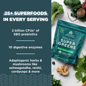 Poudre de Super Greens Bio Ancient Nutrition en utilisation dans un smoothie