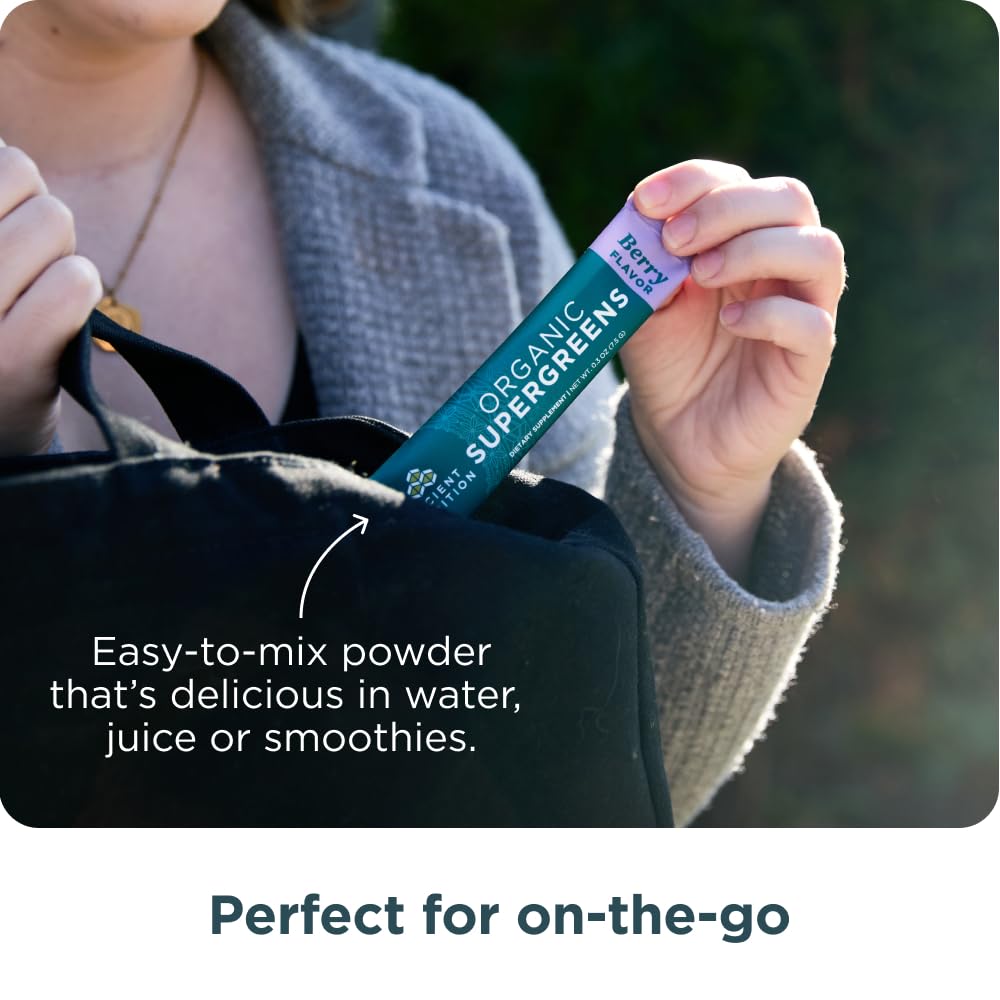 Poudre de Super Greens Bio Ancient Nutrition, mélangée avec un smoothie
