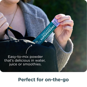 Poudre de Super Greens Bio Ancient Nutrition, mélangée avec un smoothie