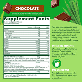 Poudre de Super Greens Bio Chocolat Amazing Grass dans un verre