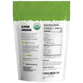 Poudre de Super Greens Bio Kate Naturals dans un smoothie