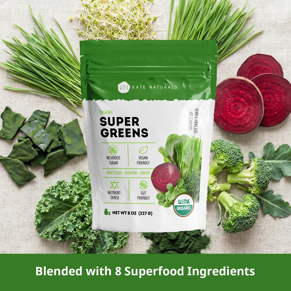 Poudre de Super Greens Bio Kate Naturals dans un verre d'eau