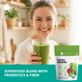 Poudre de Super Greens Bio Kate Naturals en cuillère, mélange de légumes