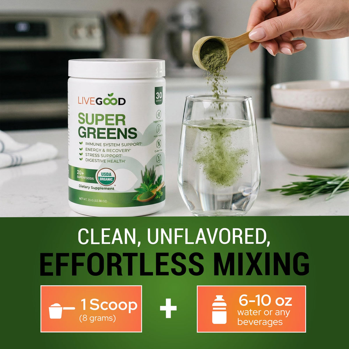 Poudre de Super Greens Bio LIVEGOOD sur une table en bois