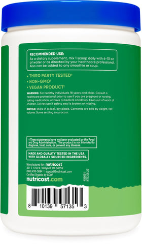 Poudre de super greens bio Nutricost dans un bol avec une cuillère en bois