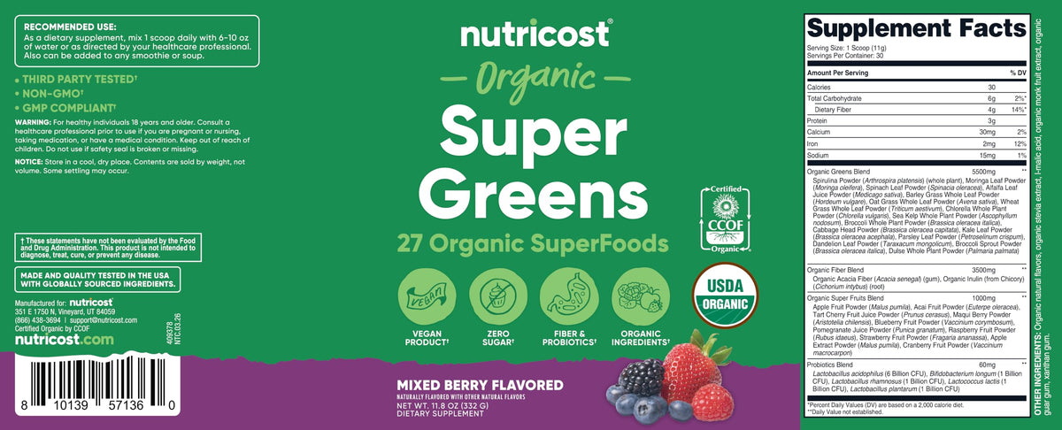 Poudre de super greens bio Nutricost entourée de baies fraîches