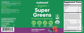 Poudre de super greens bio Nutricost entourée de baies fraîches