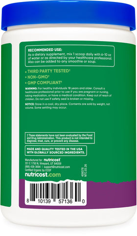Poudre de super greens bio Nutricost mélangée dans un verre d'eau