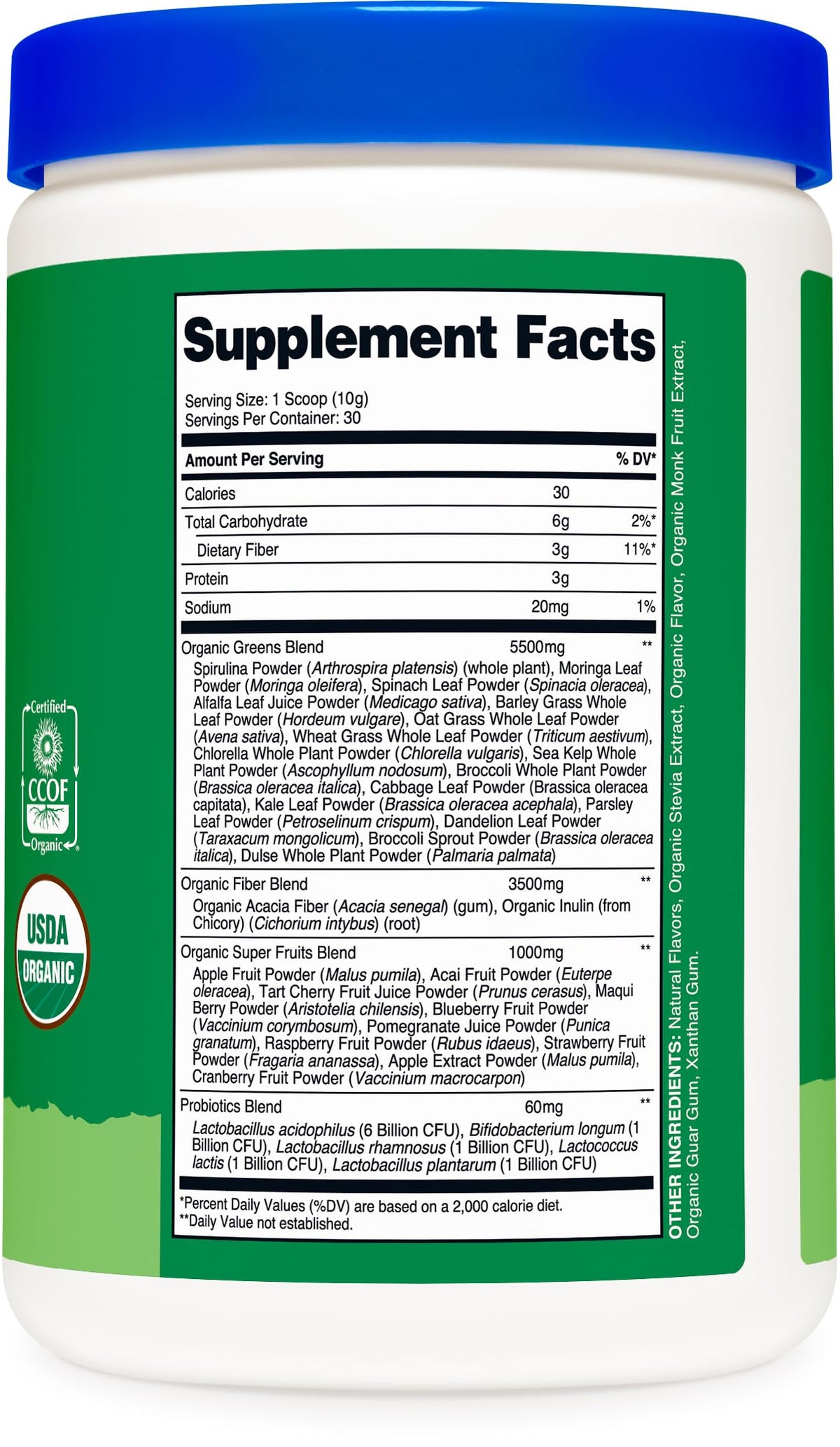 Poudre de super greens bio Nutricost sur une table avec des accessoires de fitness