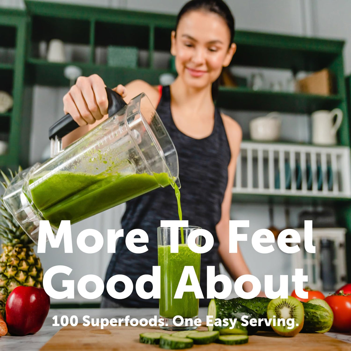 Poudre de Super Greens Micro Ingredients ajoutée à un smoothie