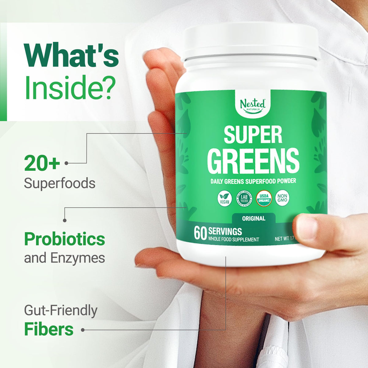 Poudre de superaliment Nested Naturals Super Greens 590g dans un verre d'eau