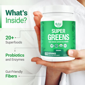 Poudre de superaliment Nested Naturals Super Greens 590g dans un verre d'eau