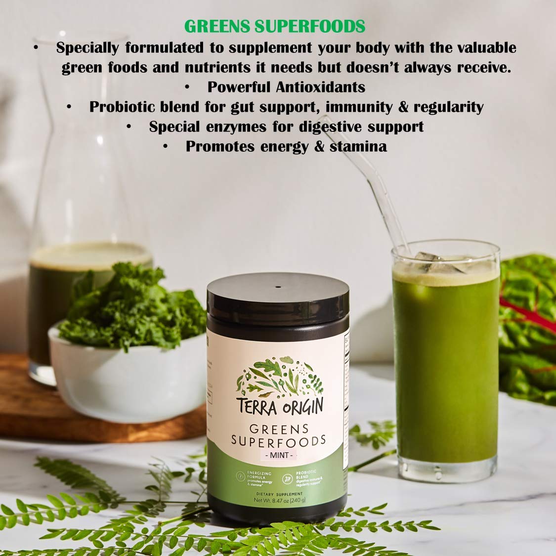 Poudre de superaliments verts TERRA ORIGIN sur une table en bois