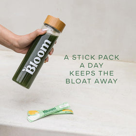 Poudre de superfood greens Bloom Nutrition dans un smoothie