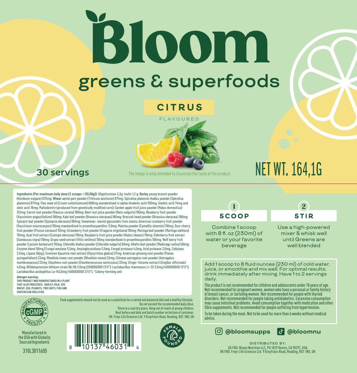 Poudre de superfood greens Bloom Nutrition mélangée dans un verre d'eau