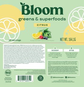 Poudre de superfood greens Bloom Nutrition mélangée dans un verre d'eau
