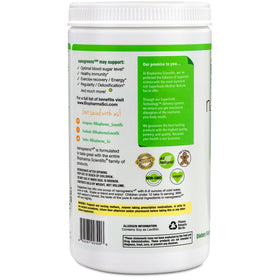 Poudre de superfood NanoGreens avec des fruits frais en arrière-plan