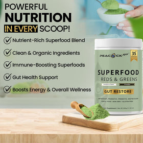 Poudre de superfoods rouges et verts Peacock Max sur une table avec fruits