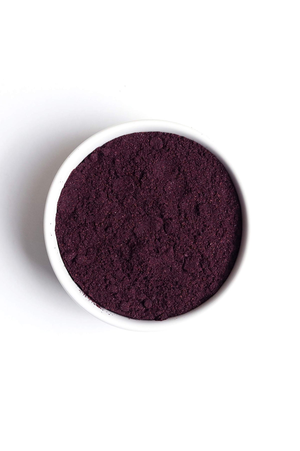 Poudre de sureau bio ajoutée à un smoothie dans un verre