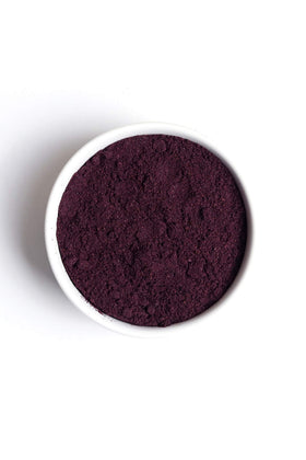 Poudre de sureau bio ajoutée à un smoothie dans un verre