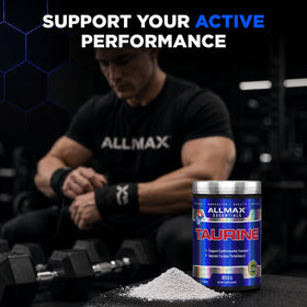 Poudre de Taurine ALLMAX 400 g versée dans une cuillère