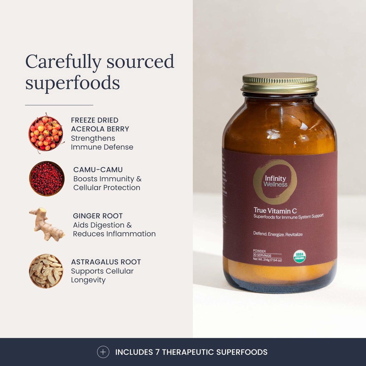Poudre de vitamine C Infinity Greens sur une cuillère avec des fruits au fond