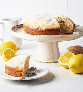 Poudre de Vitamine C Unpretentious avec cuillère sur fond blanc