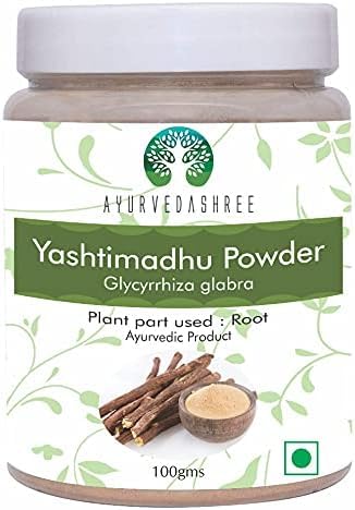 Poudre de yashtimadhu AYURVEDASHREE 100g sur une table en bois