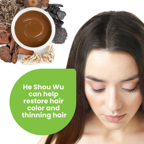 Poudre He Shou Wu dans un verre d'eau