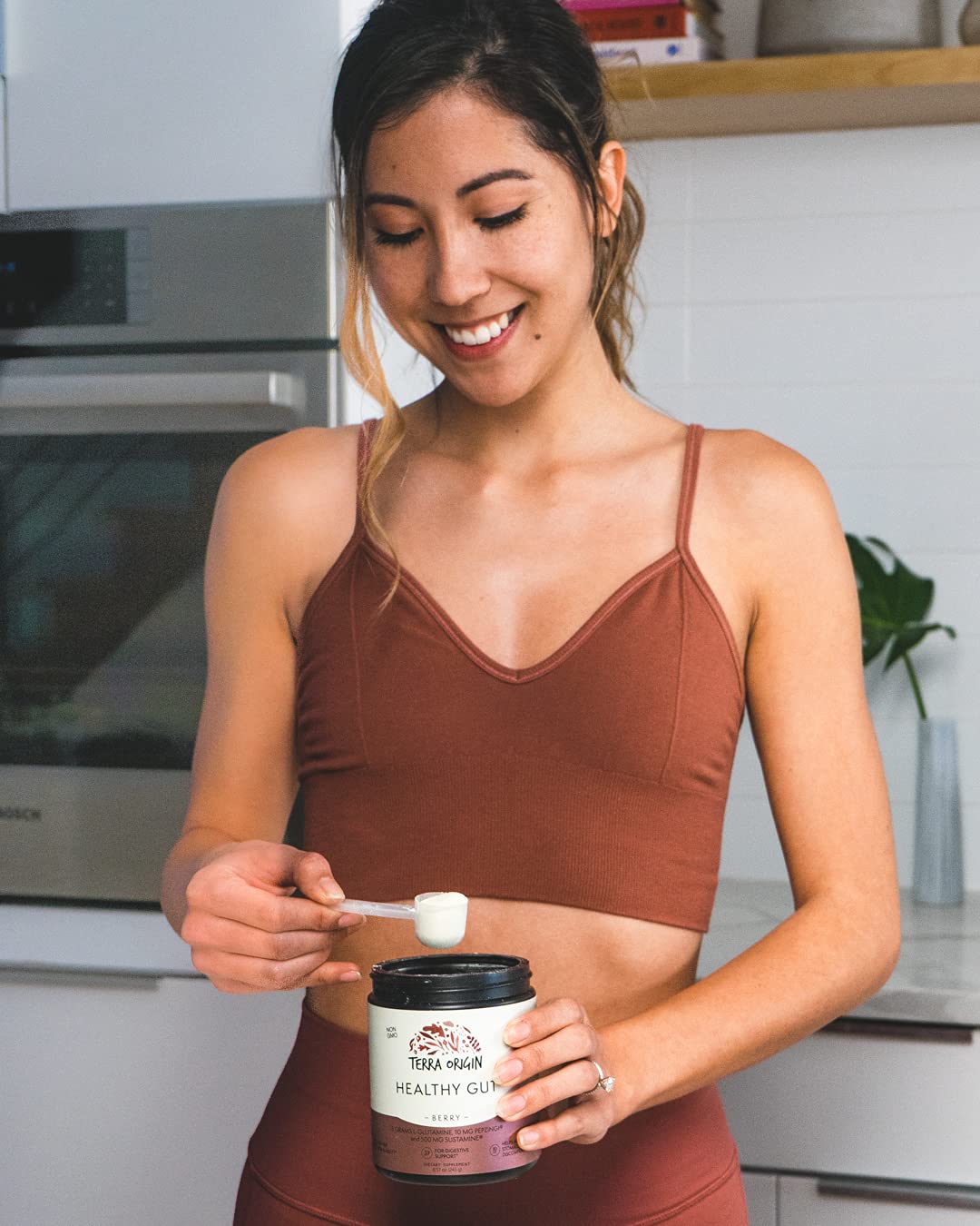 Poudre Healthy Gut de TERRA ORIGIN en préparation dans un verre