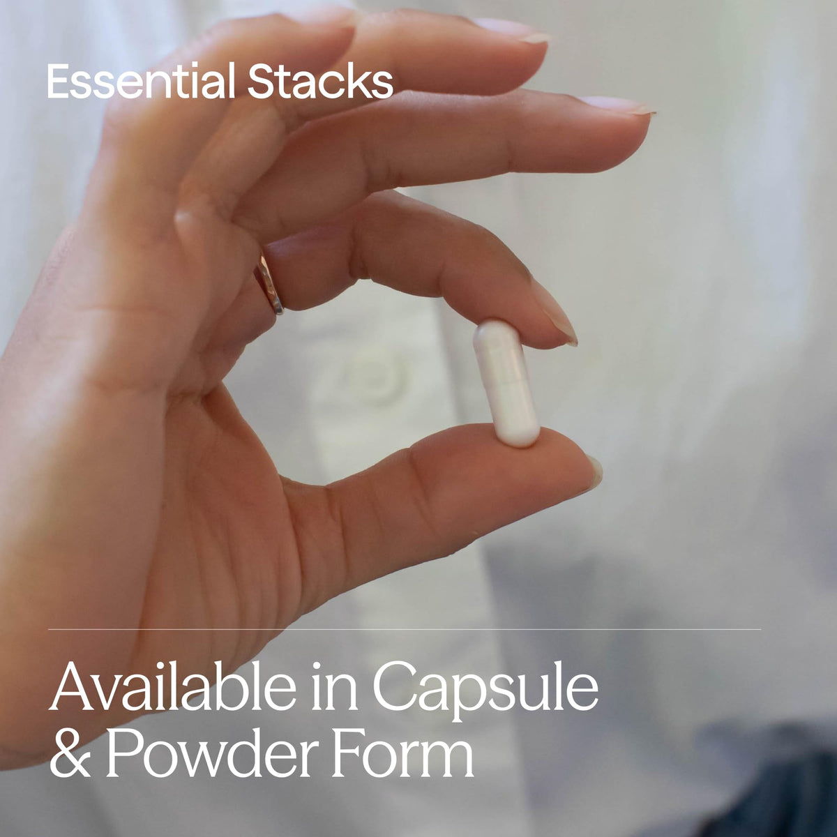 Poudre L-Glutamine Essential Stacks sur une table
