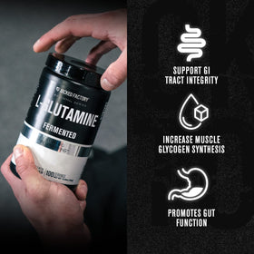 Poudre L-Glutamine Jacked Factory sur une table avec des accessoires de fitness