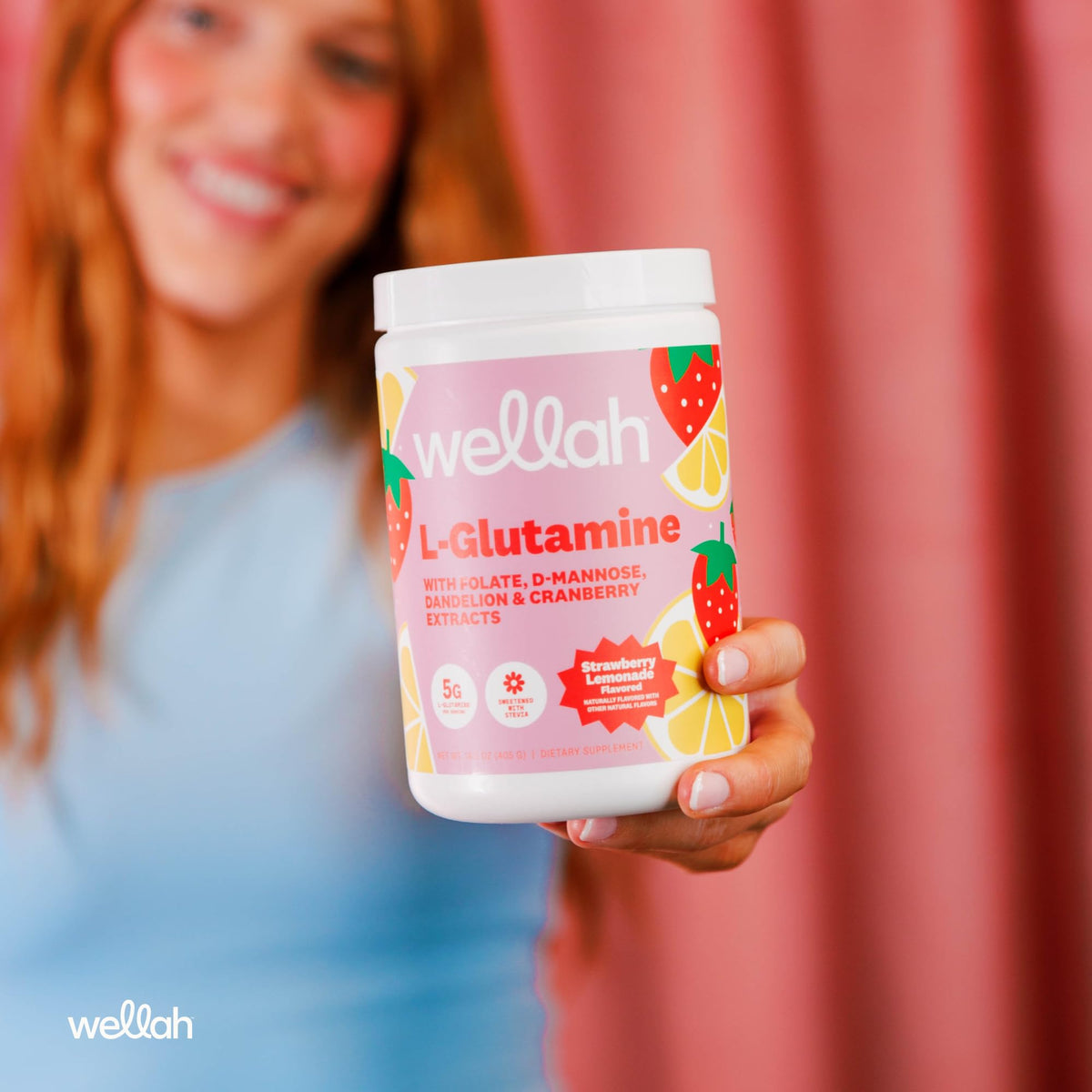 Poudre L-Glutamine Wellah avec des fruits frais à côté