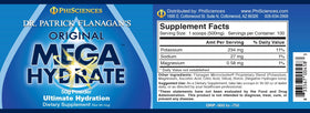 Poudre Mega Hydrate de Phi Sciences sur une table avec un verre d'eau.