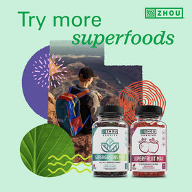 Poudre mélangée dans un smoothie avec des légumes frais