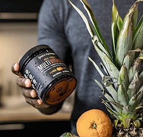 Poudre multivitaminée Sport Formula 99 dans un smoothie