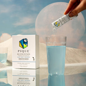 Poudre PIQUE dans un verre d'eau avec une cuillère