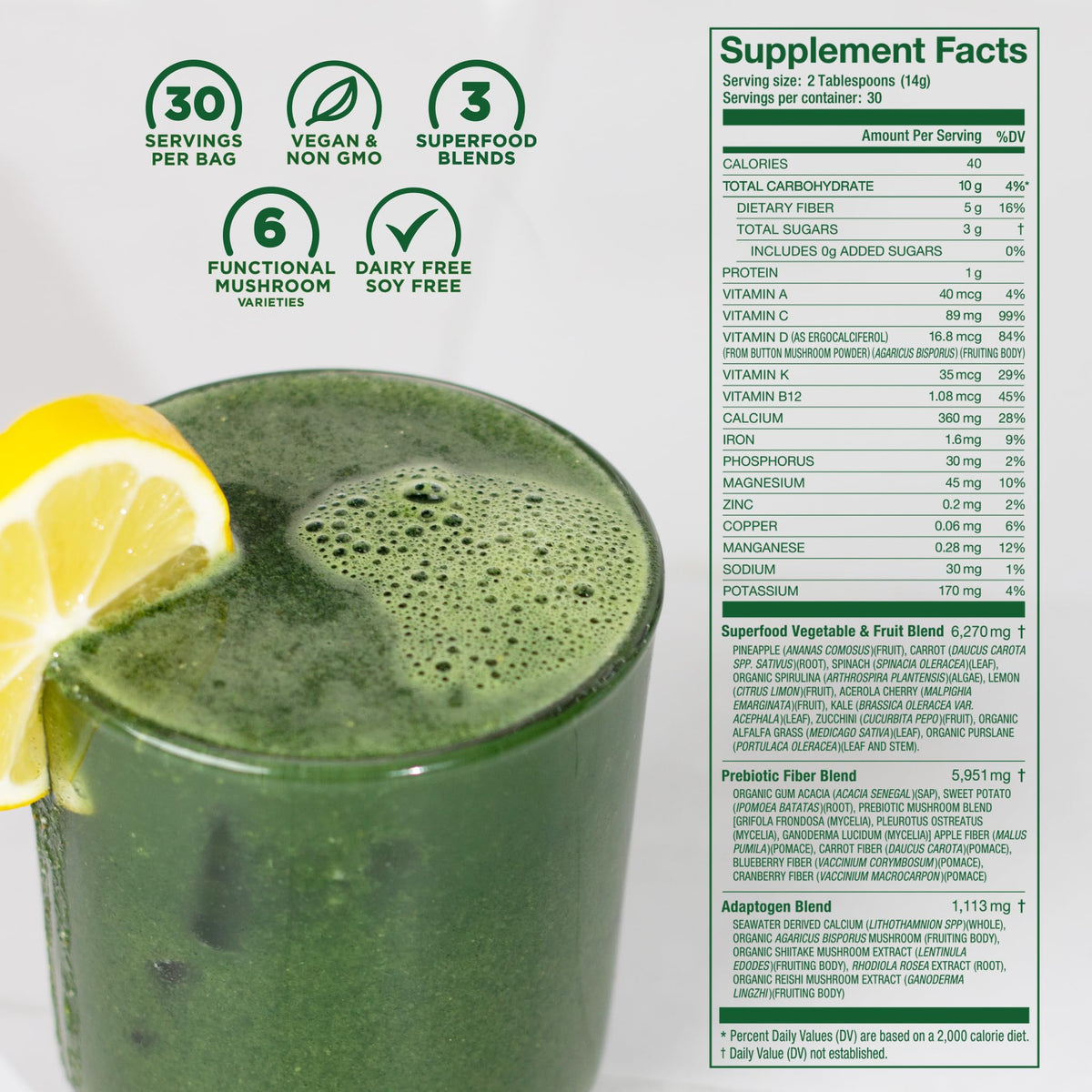 Poudre prébiotique Daily Greens Laird Superfood dans un verre avec de l'eau