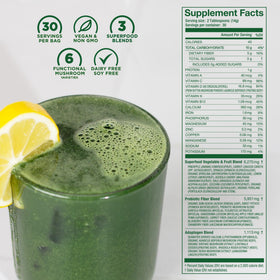 Poudre prébiotique Daily Greens Laird Superfood dans un verre avec de l'eau