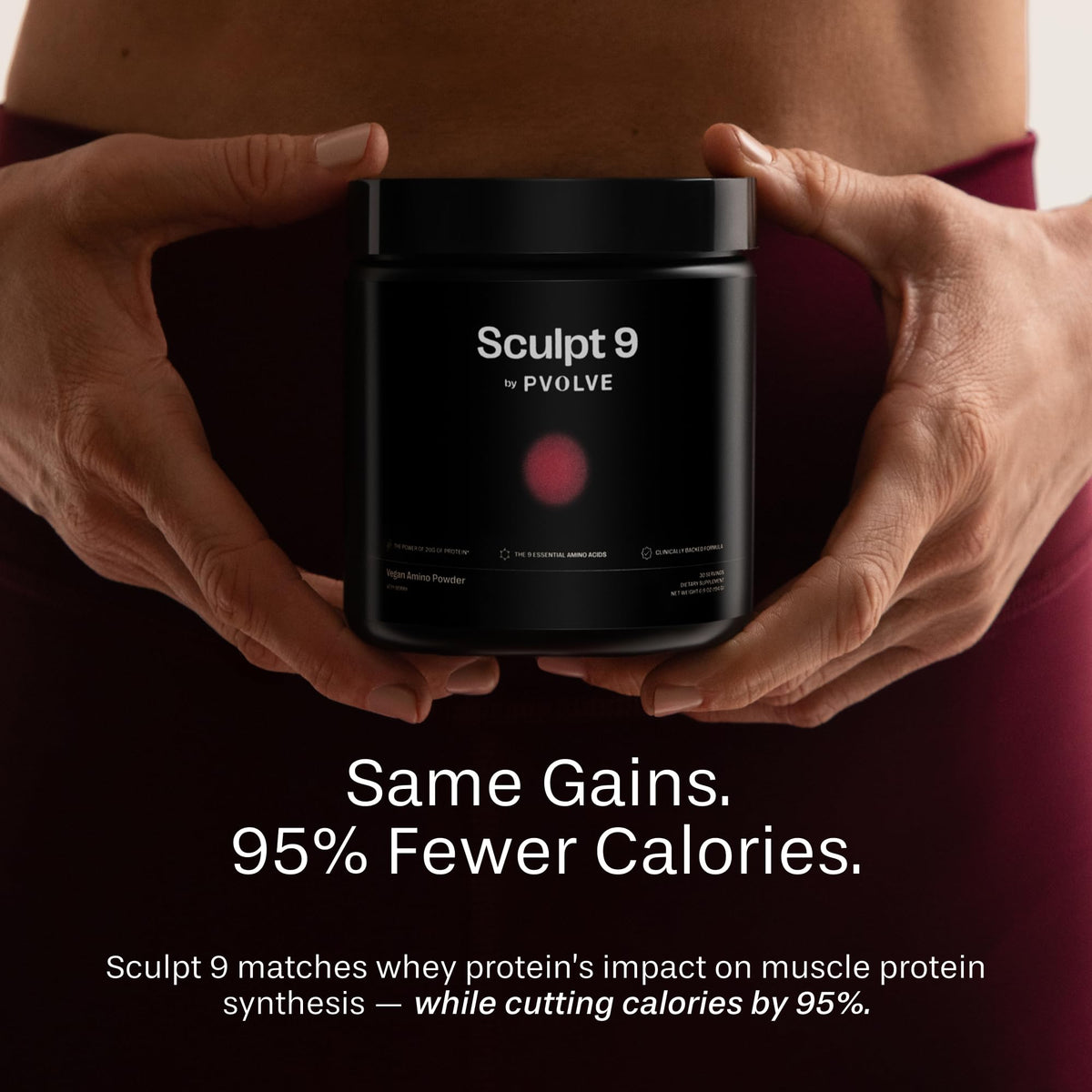 Poudre PVOLVE Sculpt 9 avec des baies fraîches en arrière-plan