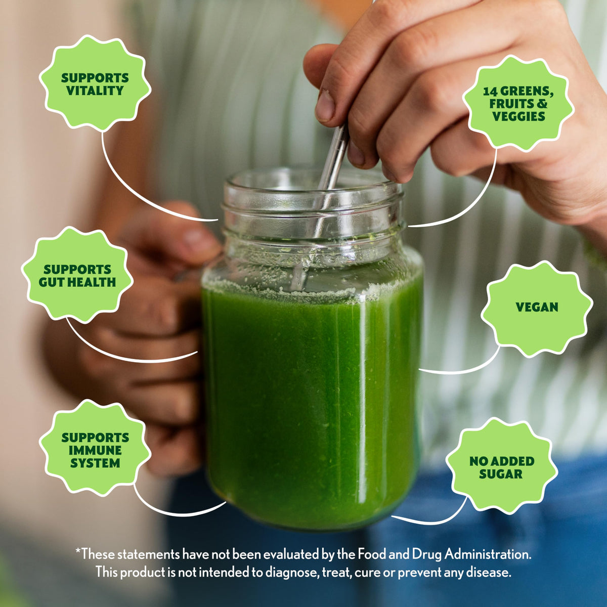 Poudre Super Greens Bio Amazing Grass sur une table avec des fruits