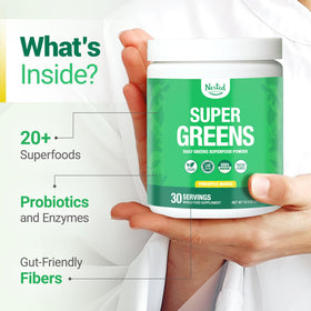 Poudre Super Greens dans un verre avec de l'eau