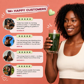 Poudre Super Greens Kiala Nutrition versée dans un verre d'eau